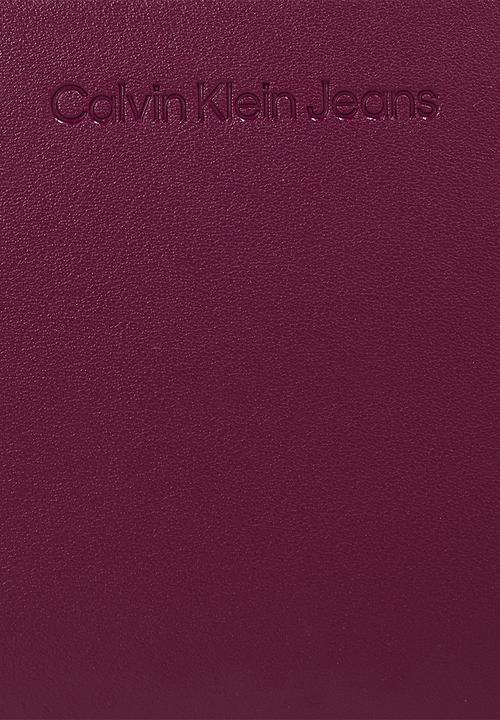 Calvin Klein - Sculpted shoulder pouch25 mono - amaranth