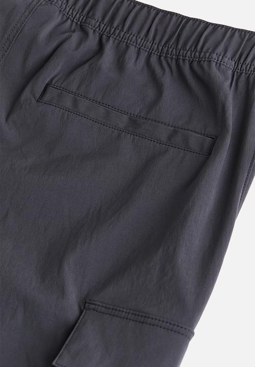 H&M - Slim fit nylon cargo joggers - grey