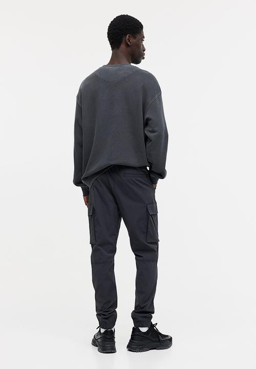 H&M - Slim fit nylon cargo joggers - grey