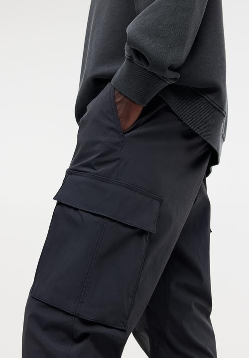 H&M - Slim fit nylon cargo joggers - grey