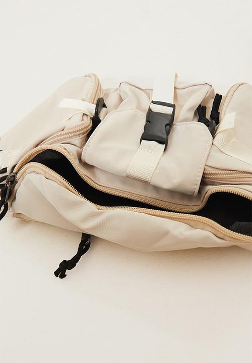 PrettyLittleThing - Oversized multi pocket bum bag - cream