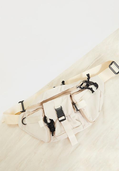 PrettyLittleThing - Oversized multi pocket bum bag - cream