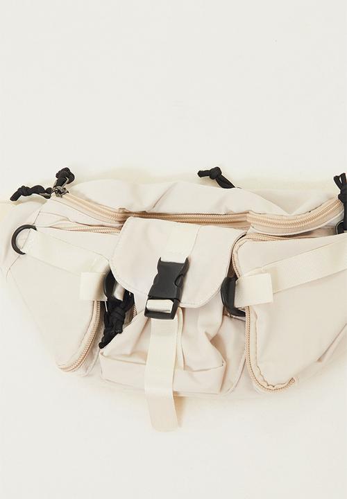 PrettyLittleThing - Oversized multi pocket bum bag - cream