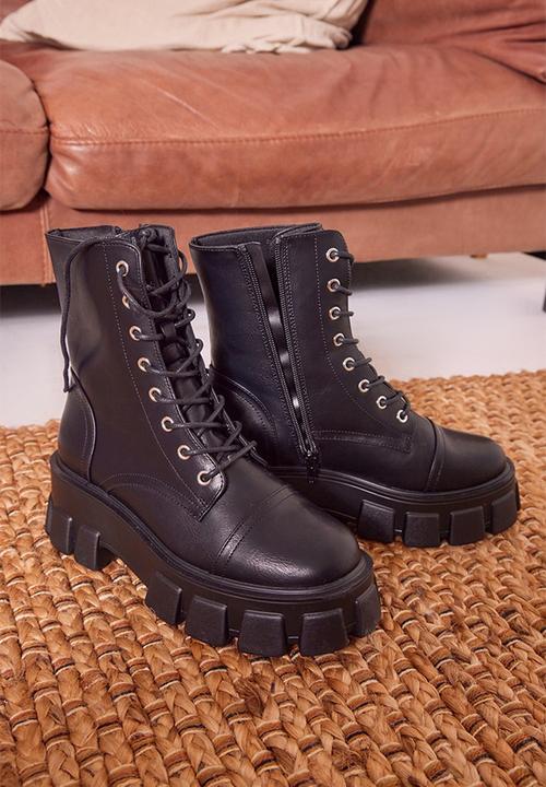 PrettyLittleThing - Black lace up extreme cleated sole hiker boots - black