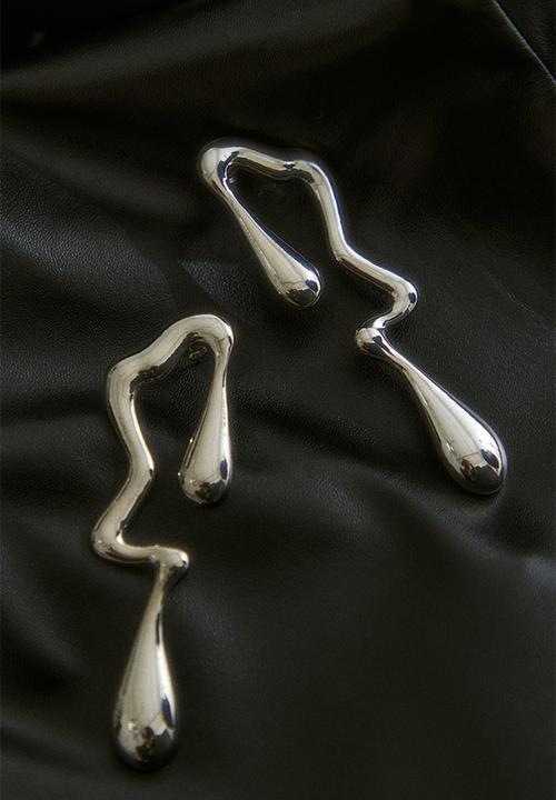 PrettyLittleThing - Silver abstract curved drop statement earrings - silver