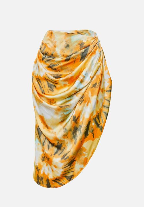 PrettyLittleThing - Orange tie dye ruched side midi skirt - orange