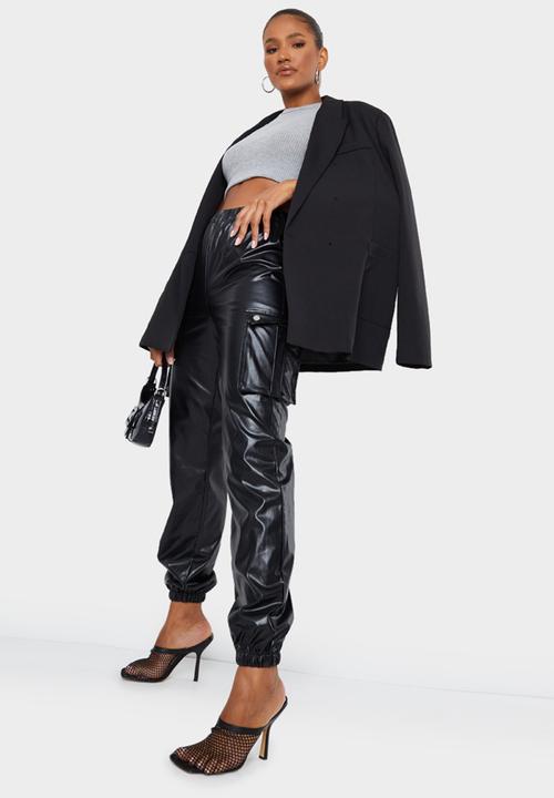 PrettyLittleThing - Black faux leather cargo trousers - black