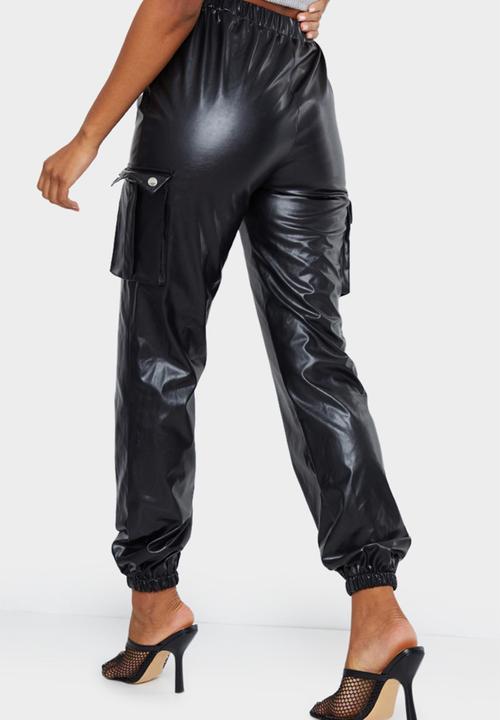 PrettyLittleThing - Black faux leather cargo trousers - black