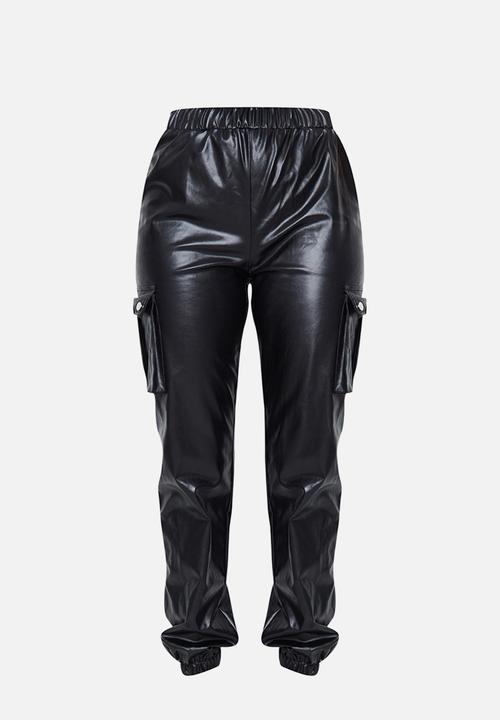 PrettyLittleThing - Black faux leather cargo trousers - black