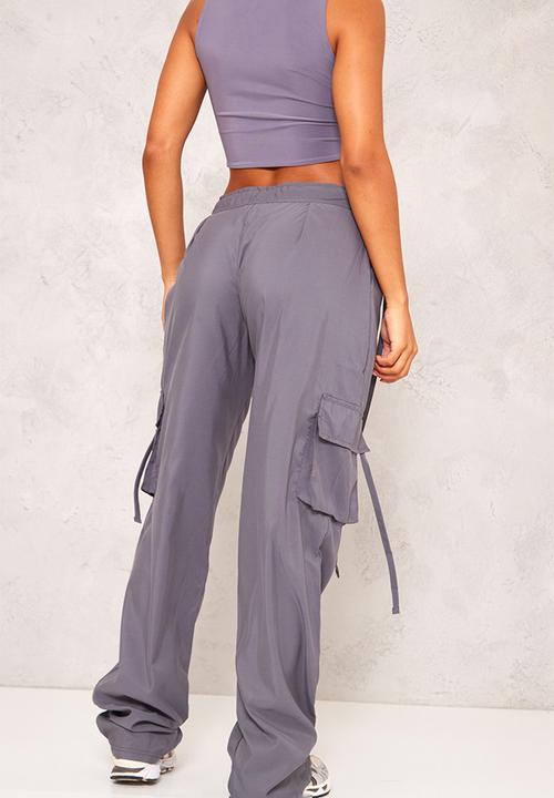 PrettyLittleThing - Dark grey lightweight shell low rise cargo's - dark grey