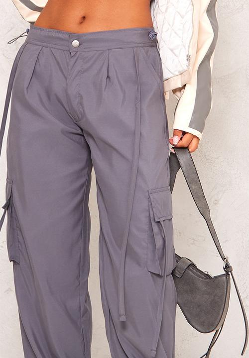 PrettyLittleThing - Dark grey lightweight shell low rise cargo's - dark grey