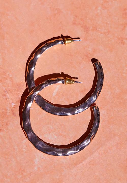 PrettyLittleThing - Molten textured hoop earrings - gold