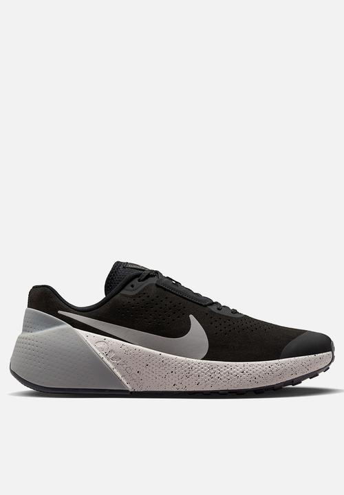 nike flat bottoms