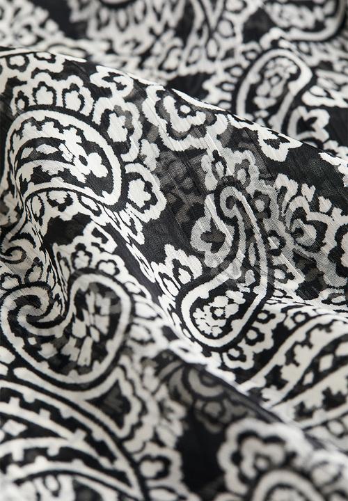 H&M - Frill-trimmed crêpe blouse - black & paisley-patterned
