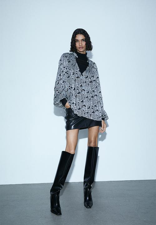 H&M - Frill-trimmed crêpe blouse - black & paisley-patterned