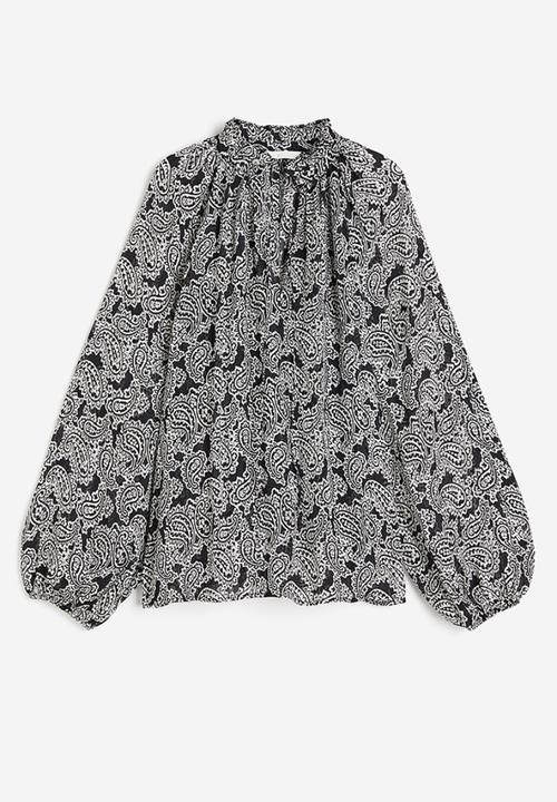 H&M - Frill-trimmed crêpe blouse - black & paisley-patterned