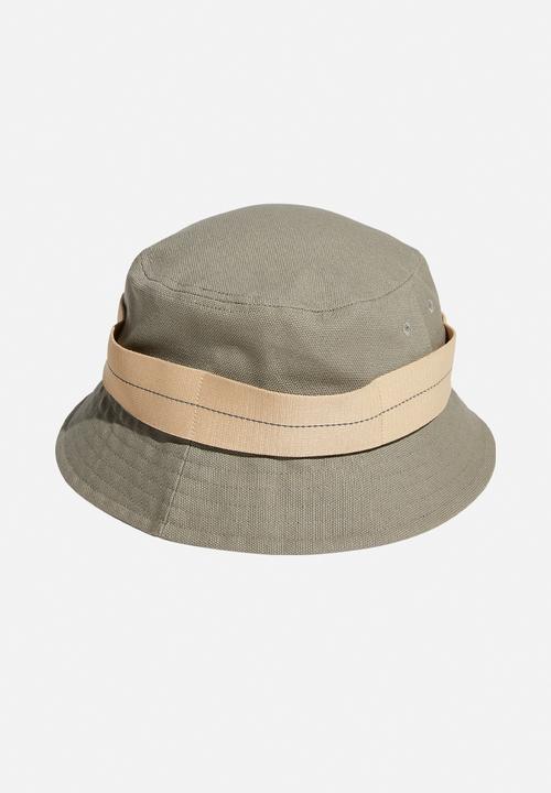 adidas Performance - Must Haves Seasonal Bucket Hat - Silpeb