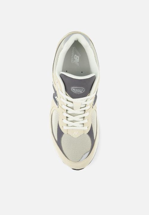New Balance  - 2002R