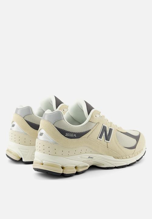 New Balance  - 2002R