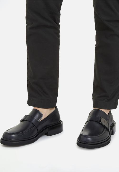 Calvin Klein - Moccasin w/ iconic plaque - black