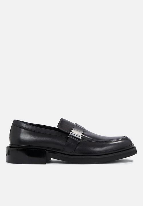 Calvin Klein - Moccasin w/ iconic plaque - black