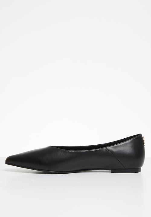 POLO - Pointy seam flat pump - black