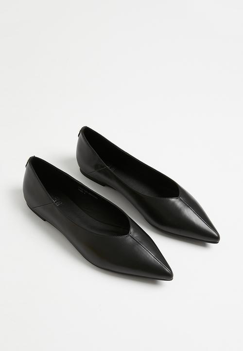 POLO - Pointy seam flat pump - black