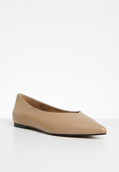 POLO - Pointy seam flat pump - natural