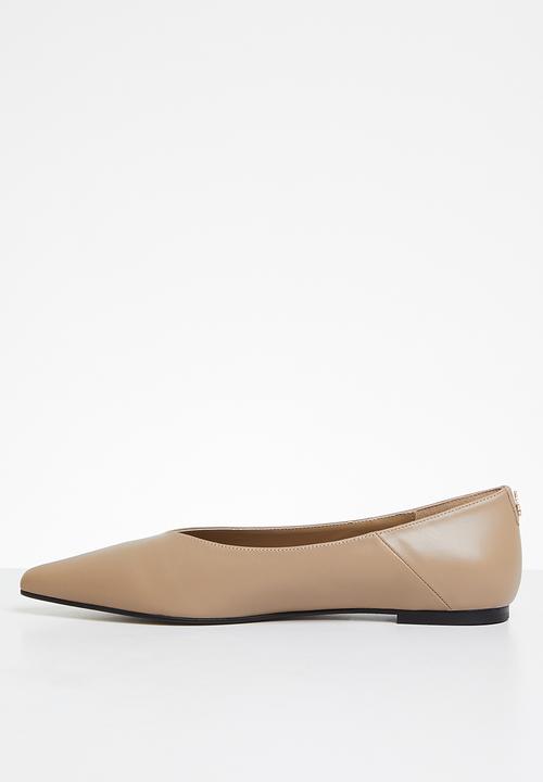 POLO - Pointy seam flat pump - natural