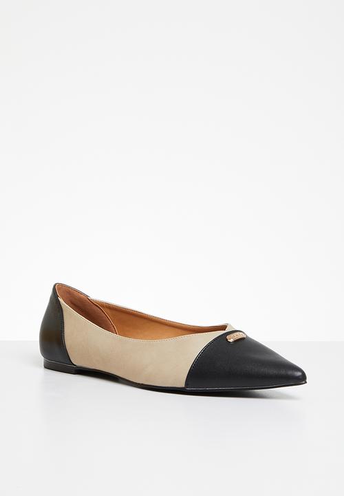 POLO - Pointy toe cap flat pump - stone & black
