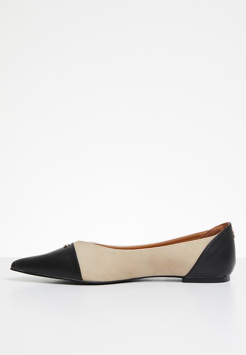 POLO - Pointy toe cap flat pump - stone & black