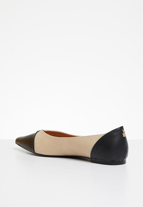POLO - Pointy toe cap flat pump - stone & black