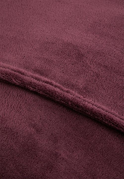 Sixth Floor - Fleece Throw - Cherry 