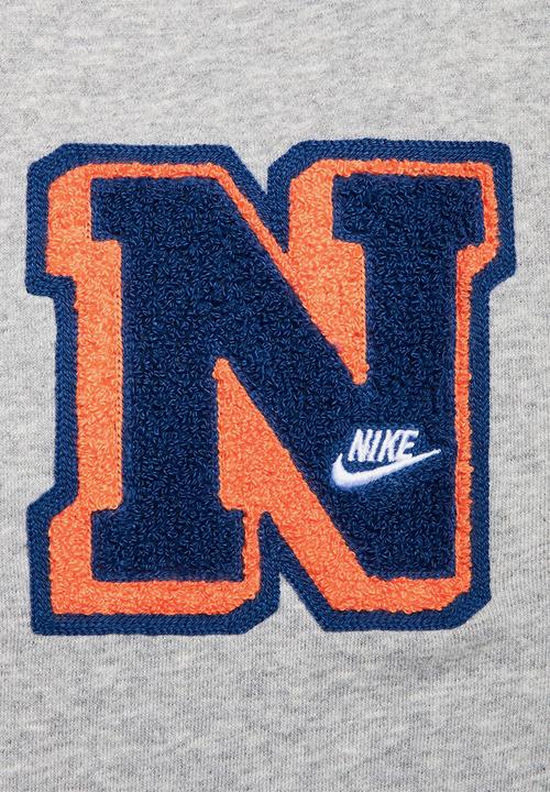 Nike - Club Fleece Varsity ft pullover hoodie - dk grey heather/lt smoke grey