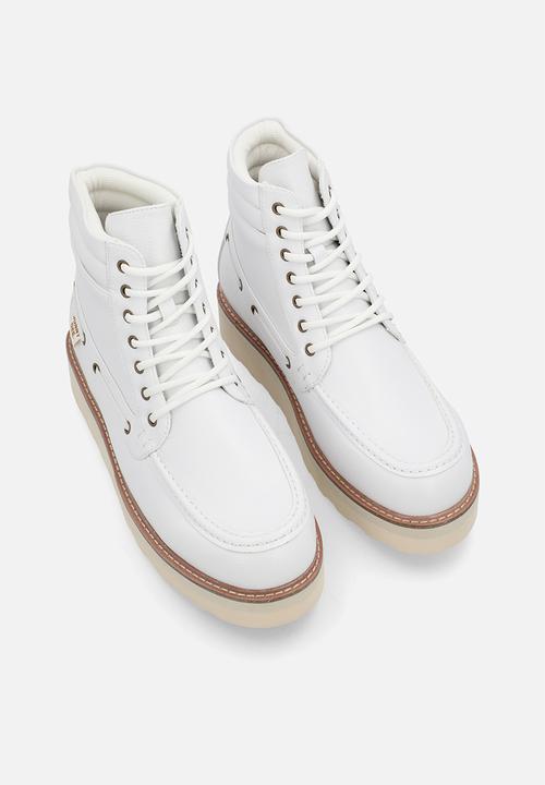 Jonathan D - Jdax pebble - white