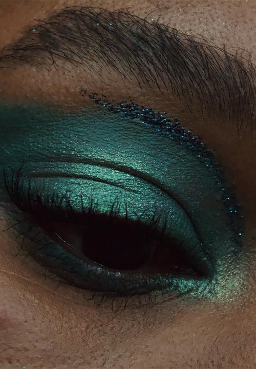 Revolution - Forever Flawless Chilled with Cannabis Sativa Eyeshadow Palette