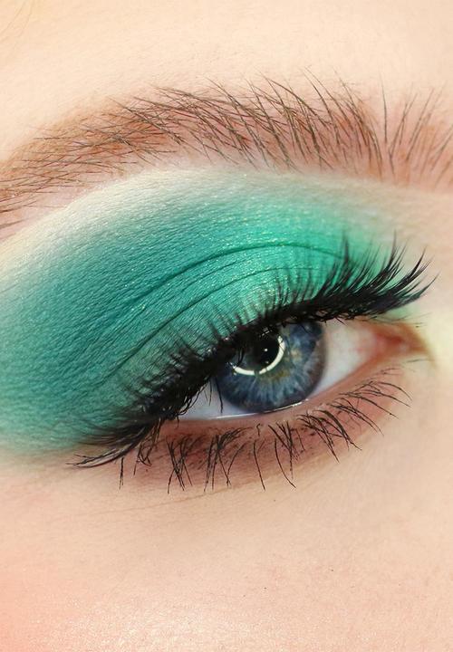 Revolution - Forever Flawless Chilled with Cannabis Sativa Eyeshadow Palette