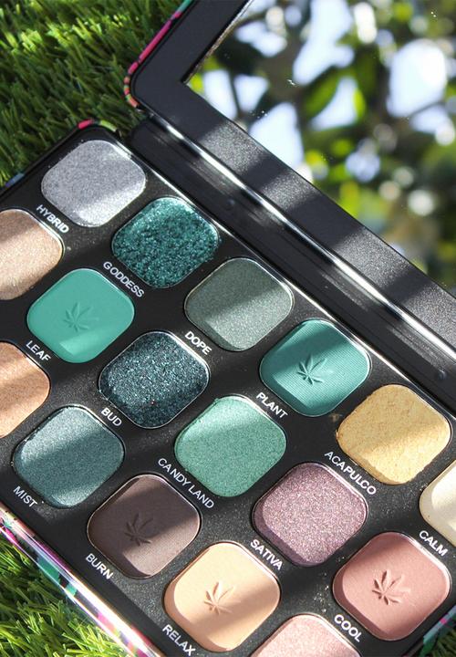 Revolution - Forever Flawless Chilled with Cannabis Sativa Eyeshadow Palette