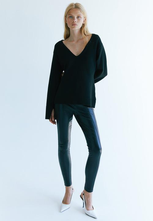H&M - V-neckline jumper - black