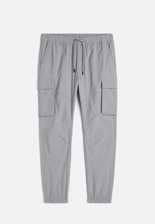 H&M - Slim fit nylon cargo joggers - grey