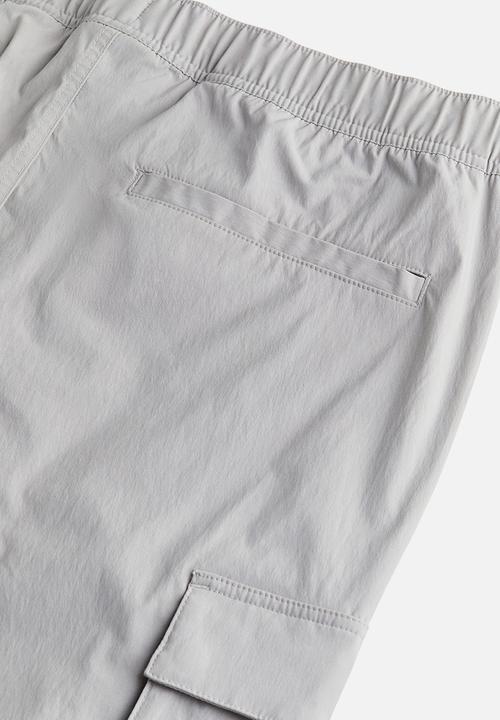 H&M - Slim fit nylon cargo joggers - grey