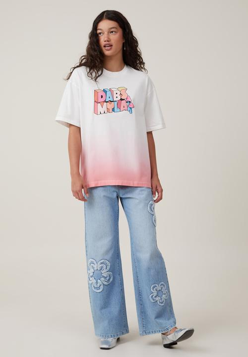 Cotton On - Oversized Lcn Boxy Tee - Lcn Dabsmyla Logo/ Vintage White