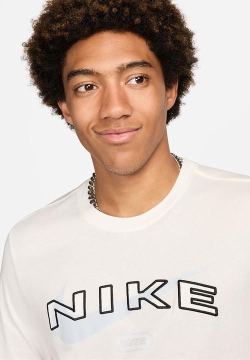 Nike - NSW Club Arch T-Shirt ssnl hbr - sail