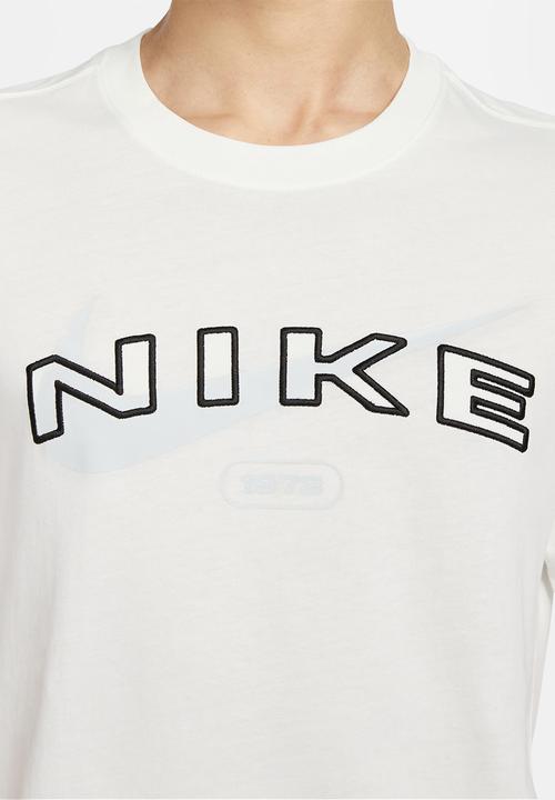Nike - NSW Club Arch T-Shirt ssnl hbr - sail