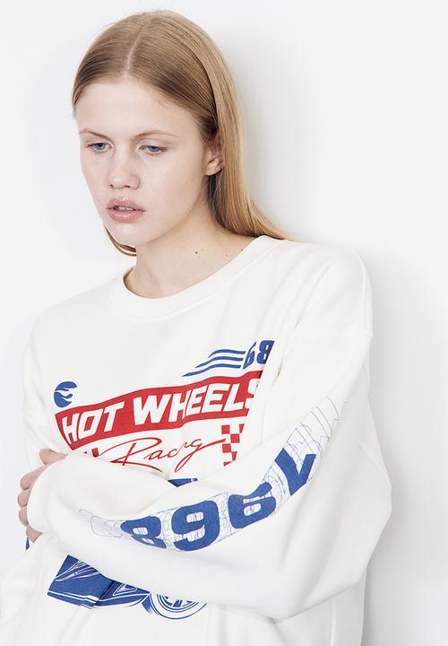 H&M - Printed sweatshirt - cream/hot wheels