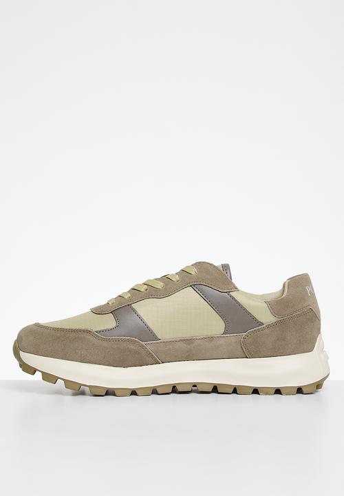POLO - Panelled cleated runner