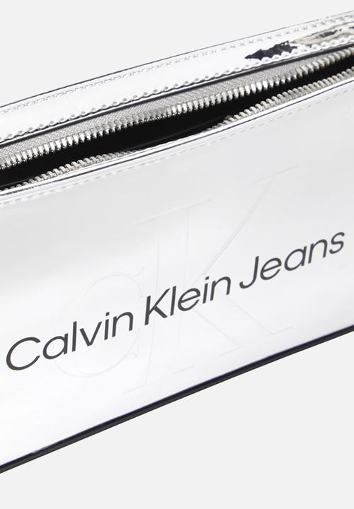 Calvin Klein - Sculpted shoulder pouch25 mono - silver