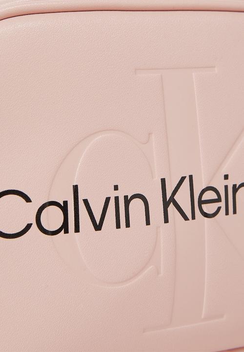 Calvin Klein - Sculpted camera bag18 mono - pale conch