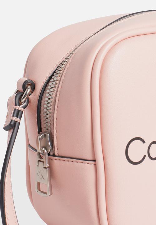 Calvin Klein - Sculpted camera bag18 mono - pale conch