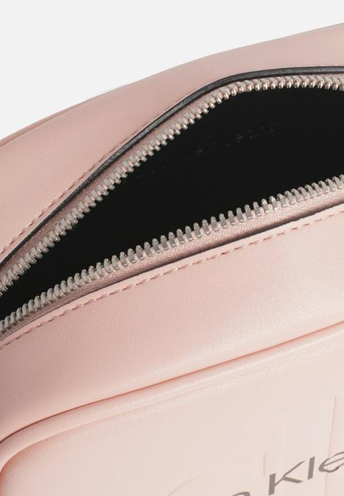 Calvin Klein - Sculpted camera bag18 mono - pale conch